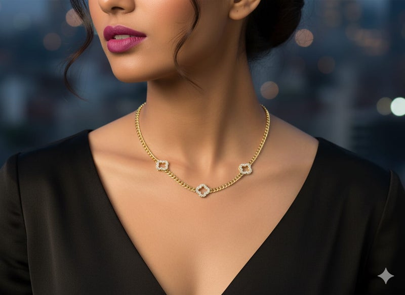 كوليه بسلسلة عريضة مطلية باللون الذهبي ، تتخللها ثلاث وحدات متماثلة على شكل زهرة مفتوحة. بلمسة فضية لامعة - بوصلات إضافية لضبط المقاس. - Image 3