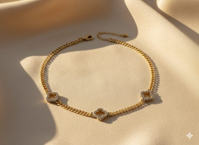 كوليه بسلسلة عريضة مطلية باللون الذهبي ، تتخللها ثلاث وحدات متماثلة على شكل زهرة مفتوحة. بلمسة فضية لامعة - بوصلات إضافية لضبط المقاس. - Image 5