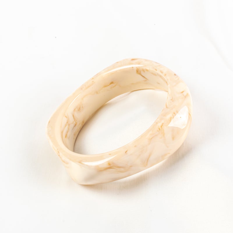 أسورة أكريليك باللون البيج الرخامي - Image 1