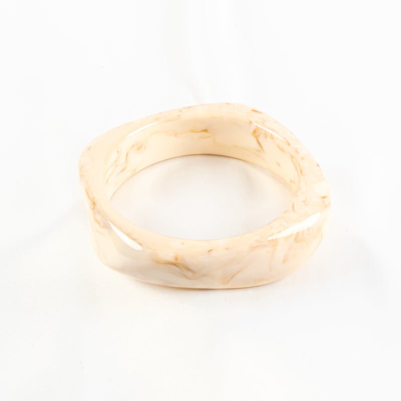 أسورة أكريليك باللون البيج الرخامي - Image 2