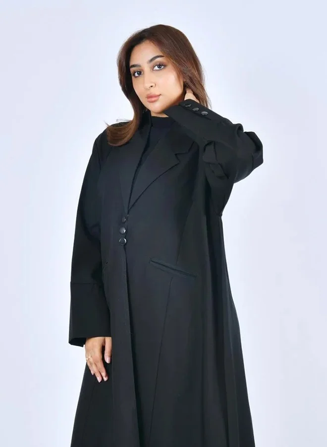 عبايات لمحة عباية سوداء بقصة بليزر مزودة بجيوب امامية ومزينة بأزرار مزينة بأزرار ومز