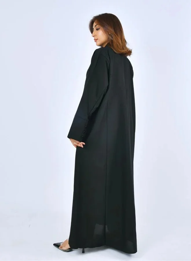 عبايات لمحة عباية سوداء بقصة بليزر مزودة بجيوب امامية ومزينة بأزرار مزينة بأزرار ومز