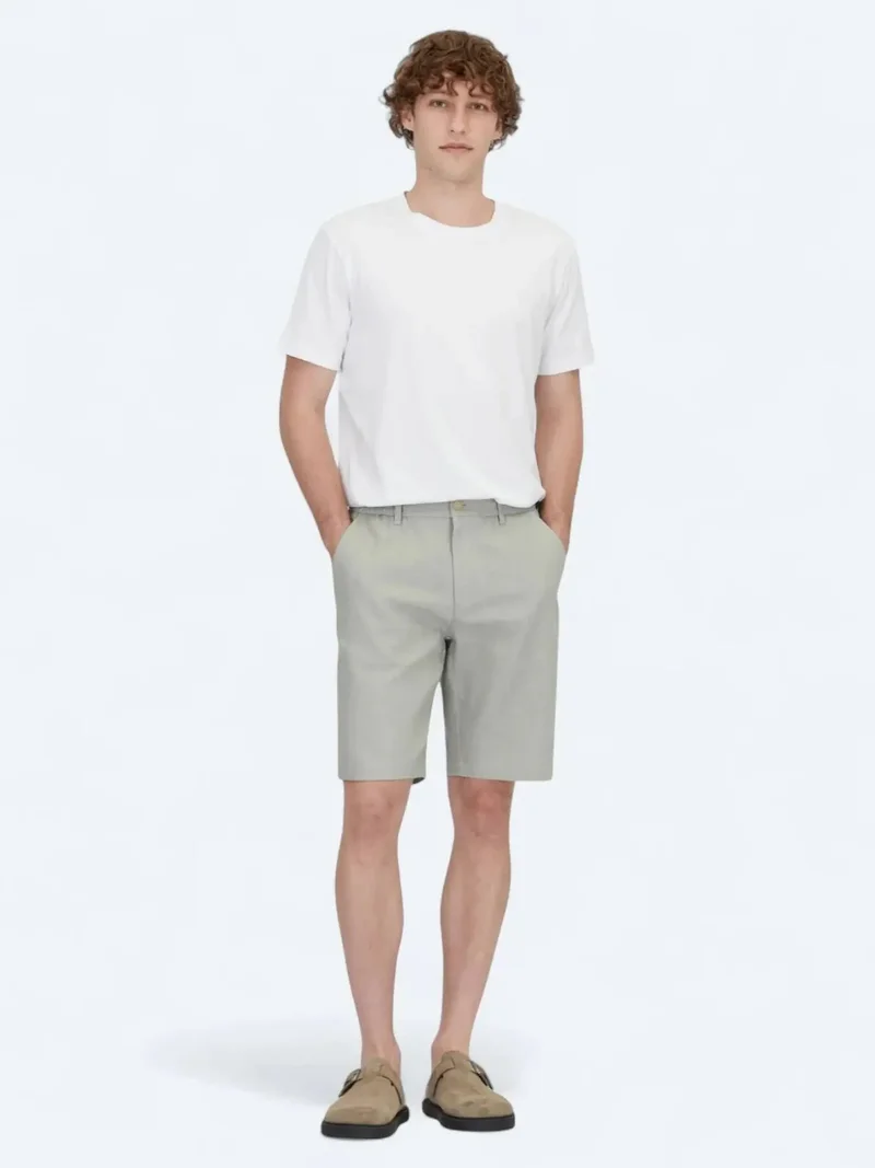 كيب شورت رياضي قطني مخلوط بلون أخضر نايلاني، بقصة مريحة وعصرية.