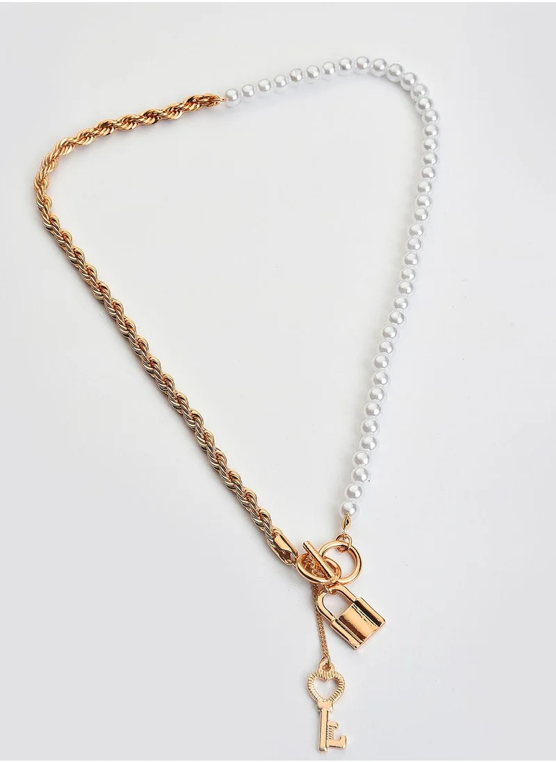 SOHI Gold Plated Key Pattern Necklace