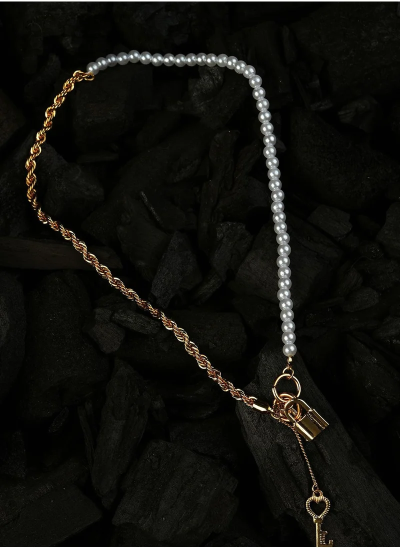 SOHI Gold Plated Key Pattern Necklace