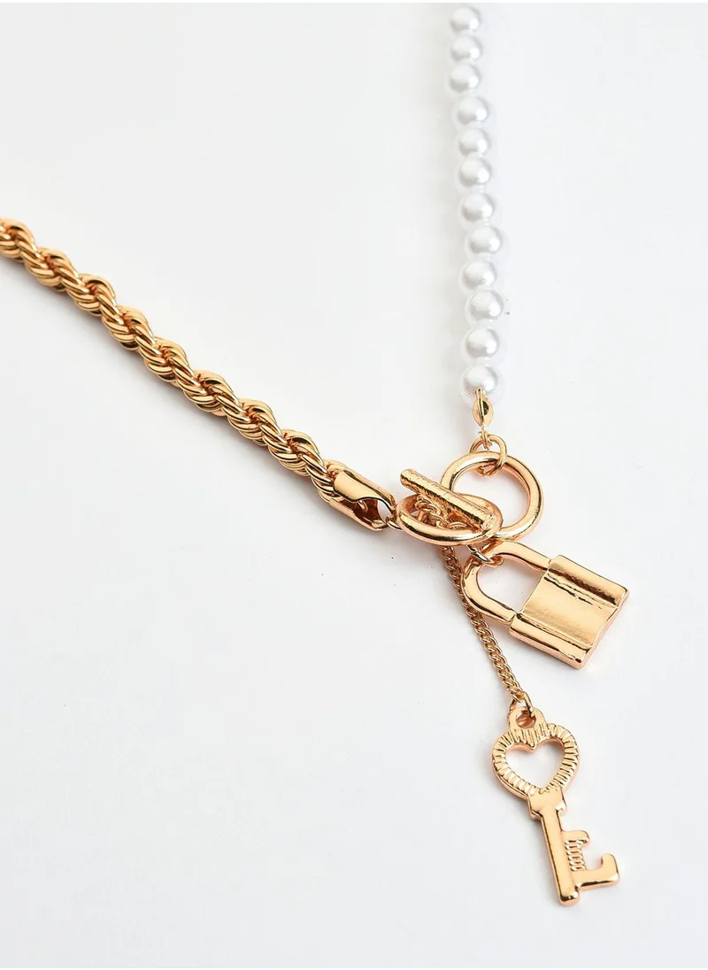 SOHI Gold Plated Key Pattern Necklace