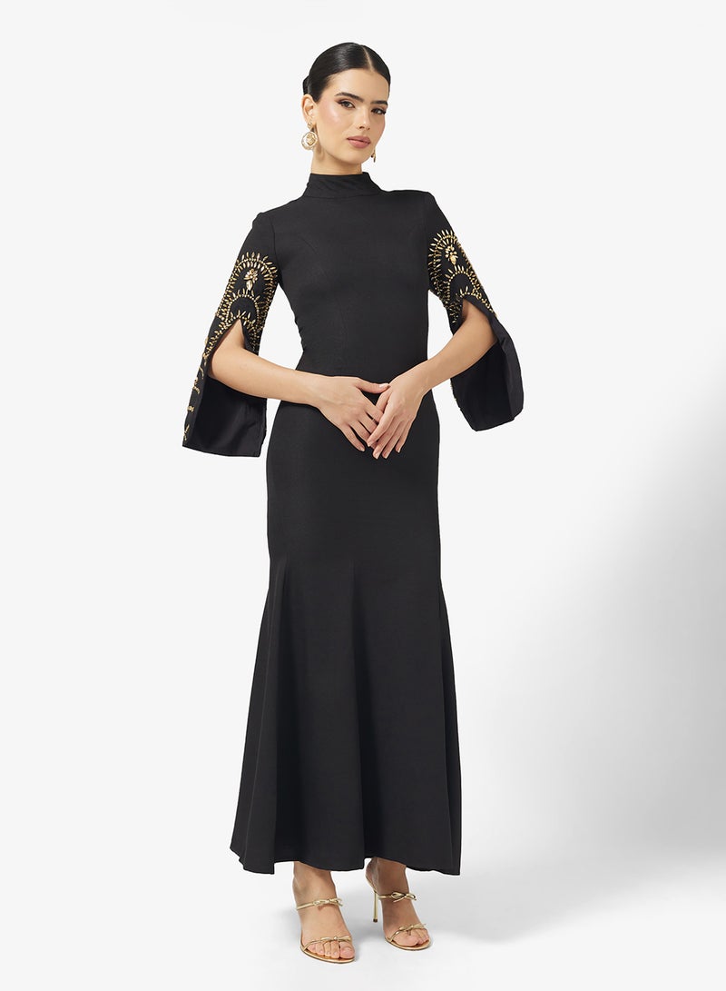 اميليا روز فستان ماكسي بياقة عالية وأكمام واسعة - Image 4