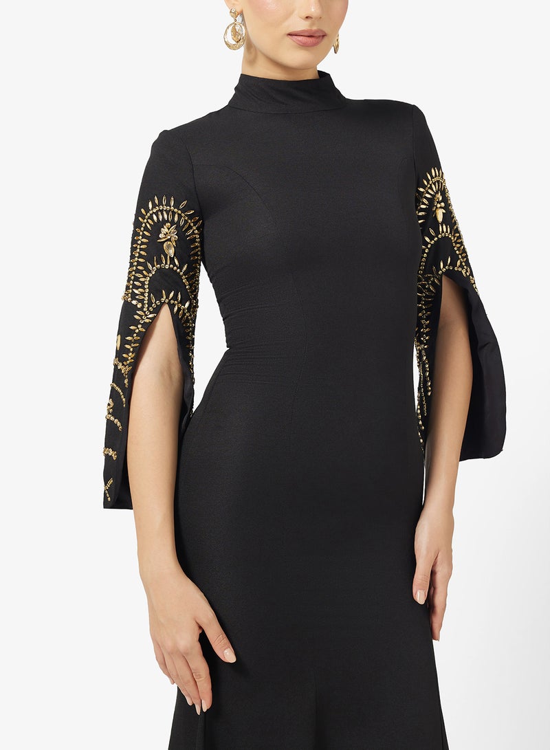 اميليا روز فستان ماكسي بياقة عالية وأكمام واسعة - Image 3