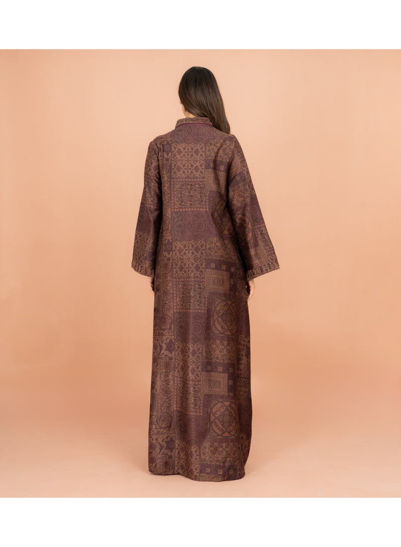 اكسا جلابية فاخرة من الماندرين مطرزة بالخرز بأكمام منقوشة - Image 4