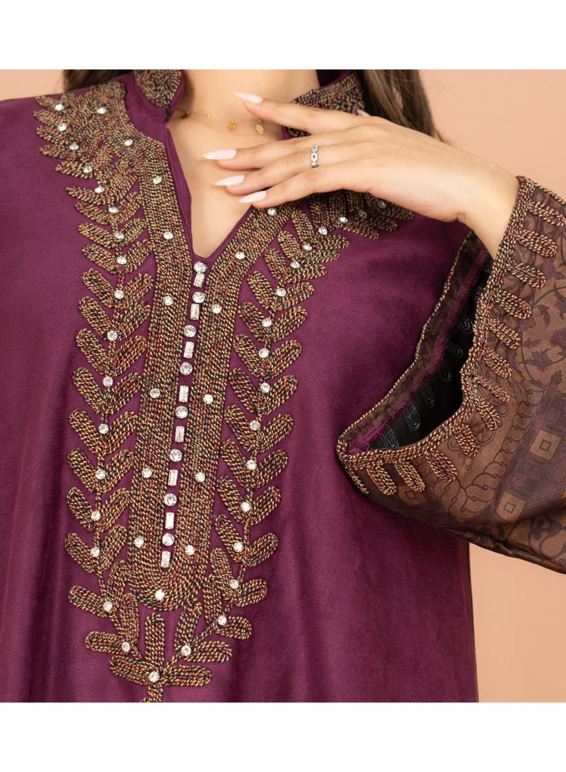 اكسا جلابية فاخرة من الماندرين مطرزة بالخرز بأكمام منقوشة