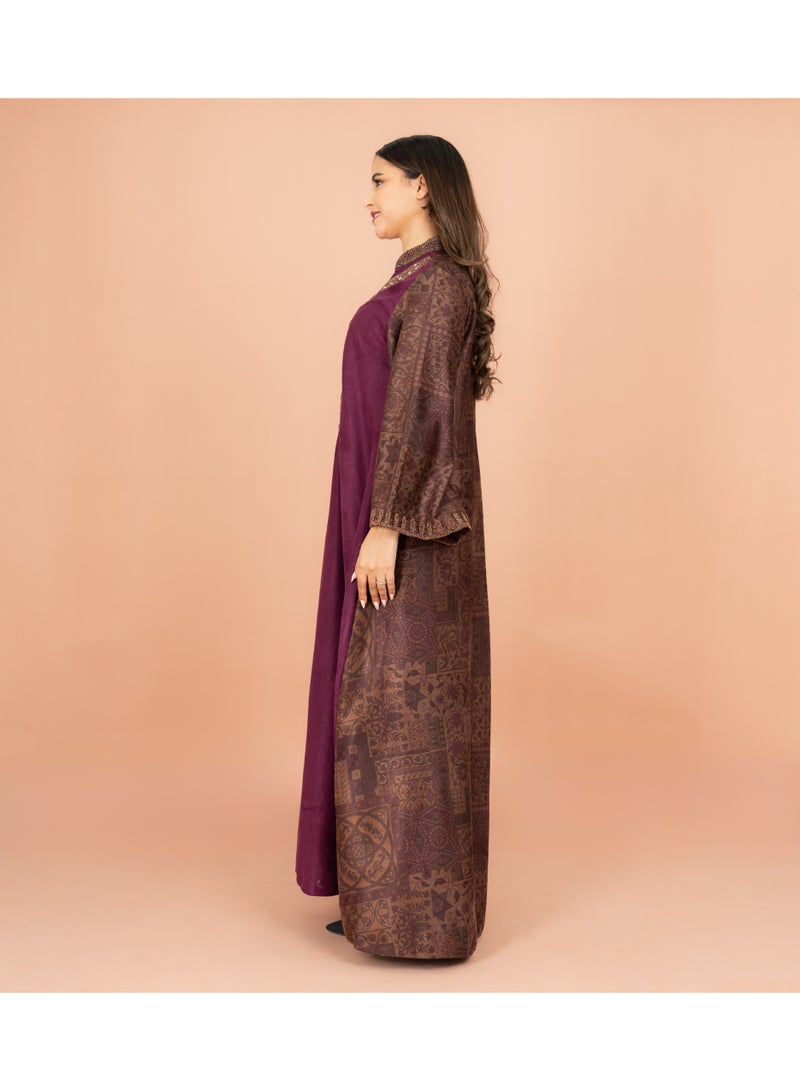 اكسا جلابية فاخرة من الماندرين مطرزة بالخرز بأكمام منقوشة - Image 3