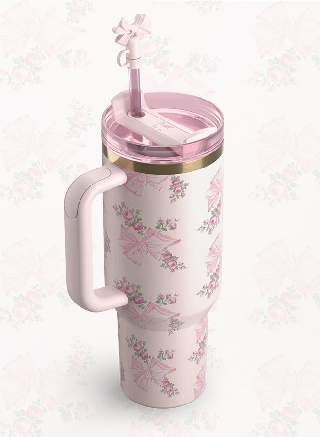 ستانلي كوب Love Shack Fancy H2.0 Flow State 40oz Rosa Beaux Pink، مصنوع من الفولاذ المقاوم للصدأ ومعزول بتقنية التفريغ الهوائي، يحافظ على المشروبات باردة لساعات. مزود بغطاء محكم، شفاط، حقيبة، وموقف شفاط، ومُقدم في عبوة أنيقة جاهزة للهدايا  - Image 2