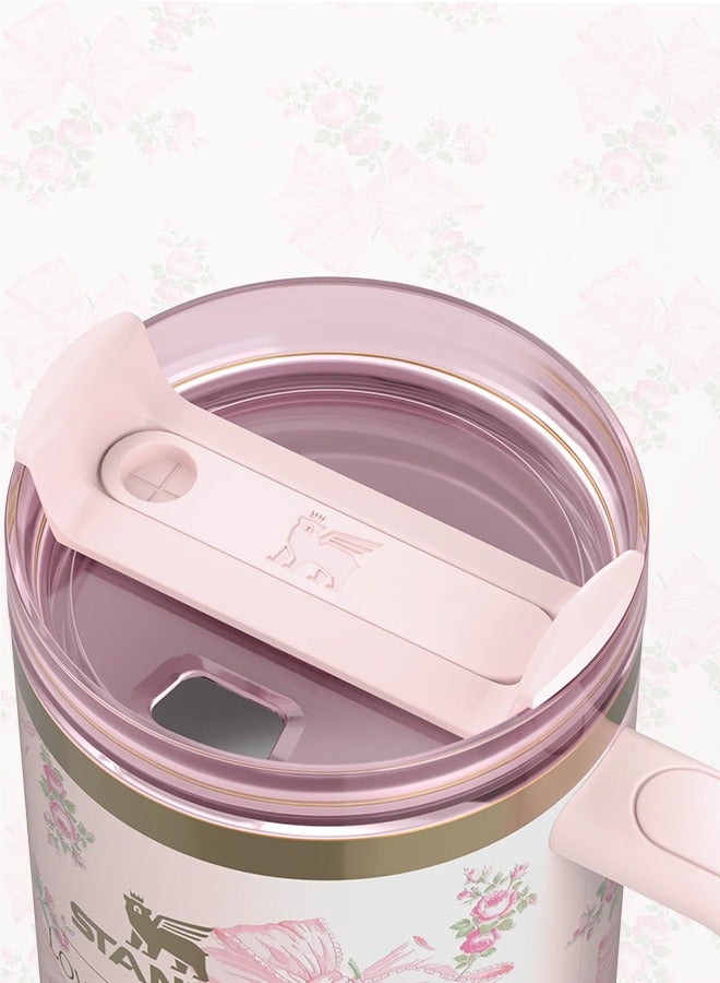 ستانلي كوب Love Shack Fancy H2.0 Flow State 40oz Rosa Beaux Pink، مصنوع من الفولاذ المقاوم للصدأ ومعزول بتقنية التفريغ الهوائي، يحافظ على المشروبات باردة لساعات. مزود بغطاء محكم، شفاط، حقيبة، وموقف شفاط، ومُقدم في عبوة أنيقة جاهزة للهدايا  - Image 3