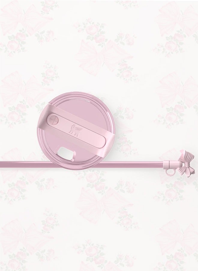 ستانلي كوب Love Shack Fancy H2.0 Flow State 40oz Rosa Beaux Pink، مصنوع من الفولاذ المقاوم للصدأ ومعزول بتقنية التفريغ الهوائي، يحافظ على المشروبات باردة لساعات. مزود بغطاء محكم، شفاط، حقيبة، وموقف شفاط، ومُقدم في عبوة أنيقة جاهزة للهدايا  - Image 4