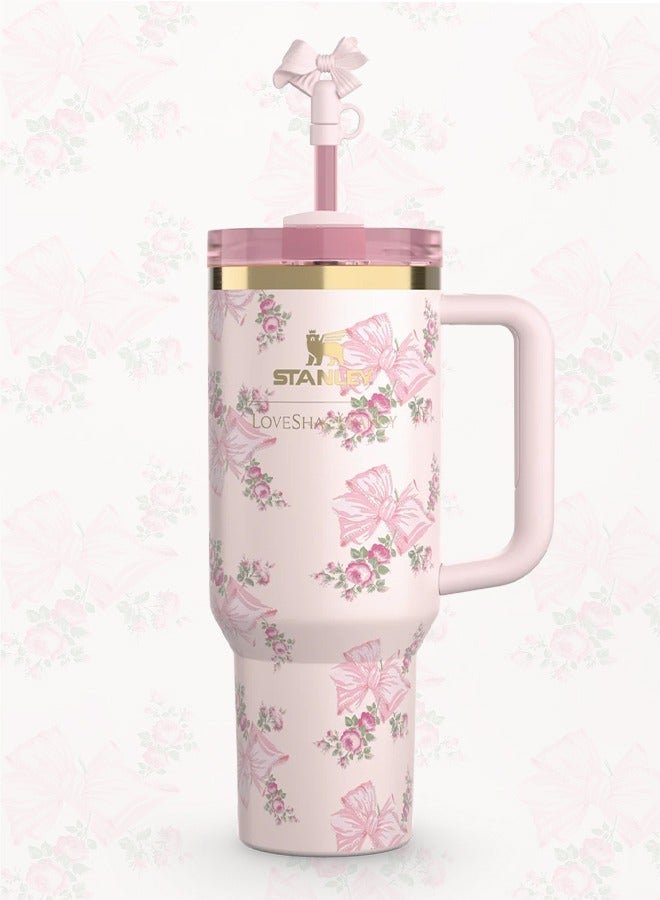 ستانلي كوب Love Shack Fancy H2.0 Flow State 40oz Rosa Beaux Pink، مصنوع من الفولاذ المقاوم للصدأ ومعزول بتقنية التفريغ الهوائي، يحافظ على المشروبات باردة لساعات. مزود بغطاء محكم، شفاط، حقيبة، وموقف شفاط، ومُقدم في عبوة أنيقة جاهزة للهدايا  - Image 5