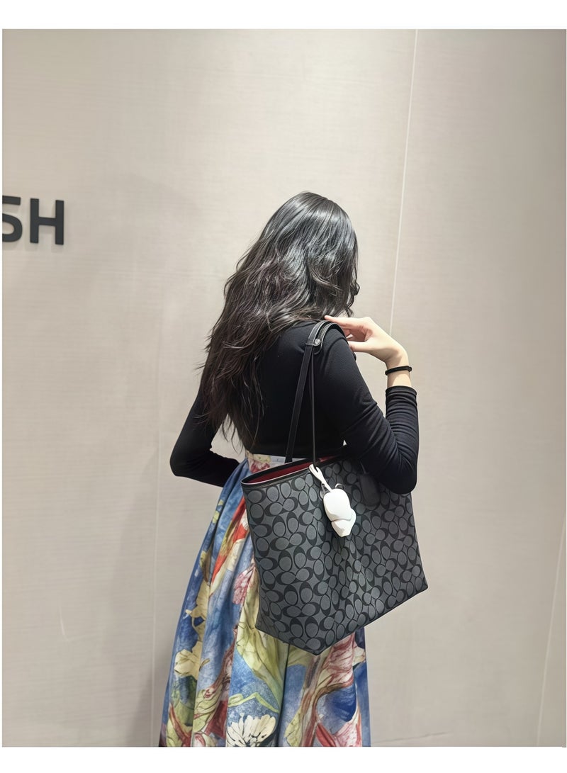 كوتش اوت ليت حقائب كوتش أوتليتحقيبة يد كوتش سيتي توت من القماش المميز - موضة نسائية متعددة الاستخدامات، بسعة كبيرة، حجم كبير، حقيبة يمكن حملها باليد أو على الكتف - Image 3