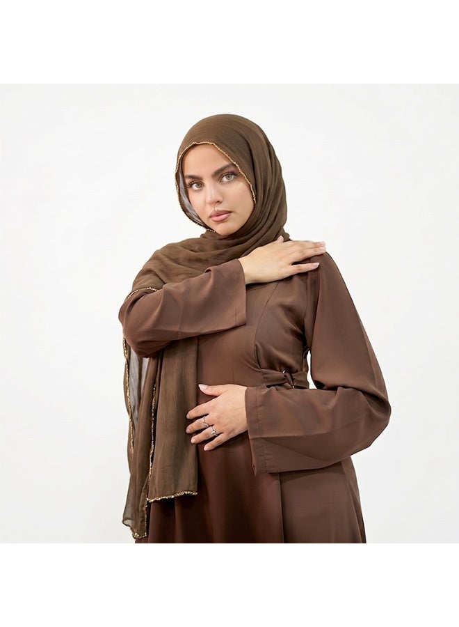 وشاح طويل من الكريب بلون موحد وملمس ناعم بلمسة نهائية ساتانية، مزود بسلسلة من الخرز المعدني؛ وشاح طويل نسائي من الحرير اللامع - Image 1
