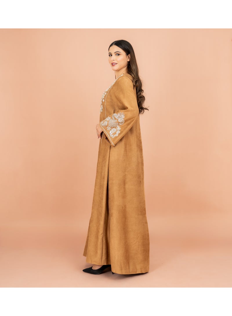 اكسا جلابية بأكمام واسعة من القماش اللامع وتطريز فضي - Image 3