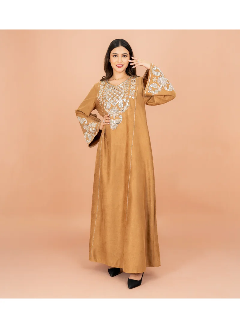 اكسا جلابية بأكمام واسعة من القماش اللامع وتطريز فضي