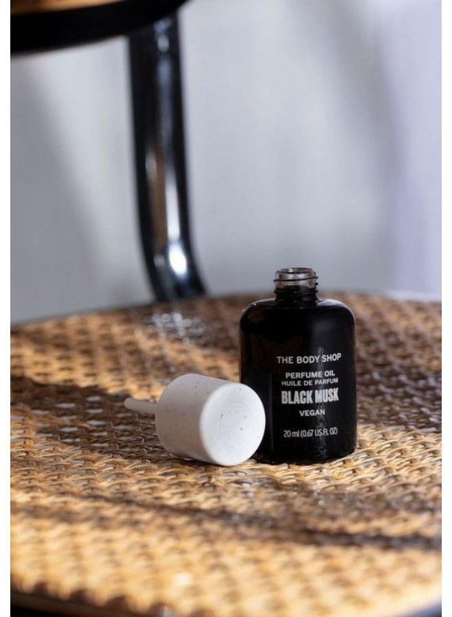 THE BODY SHOP زيت عطر المسك الأسود – عطر عميق ومظلم وحسي مع فلفل وردي، يلانغ يلانغ، فانيليا ومسك خالي من القسوة، نباتي، زجاجة قابلة لإعادة التدوير، 20 مل - Image 2