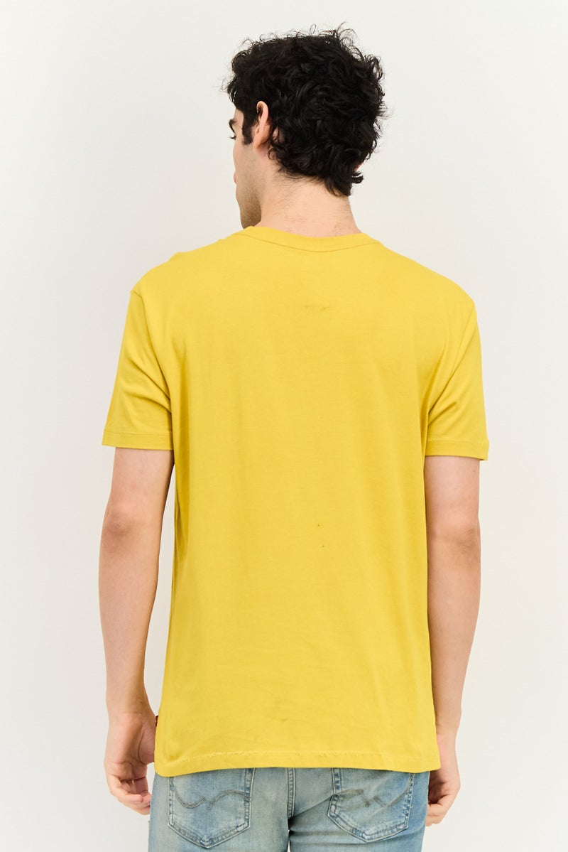 Levi's تي شيرت رجالي بأكمام قصيرة وياقة دائرية، مطبوع برسومات، أصفر - Image 2