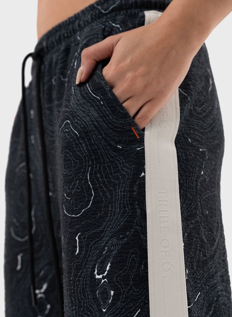 ترايب اوف 6 بنطال إليس بأرجل واسعة بشريط (Aop) - Image 3