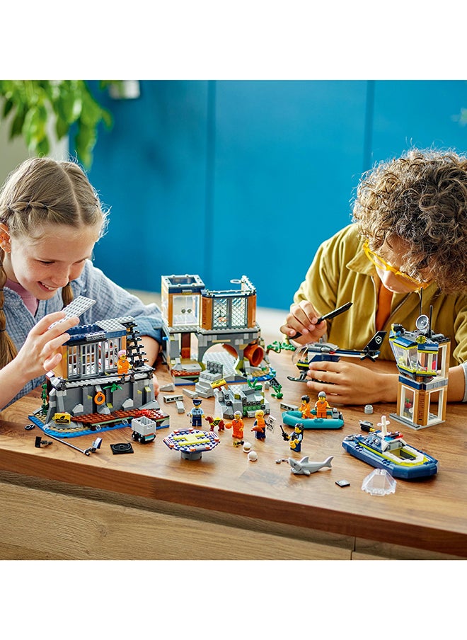 LEGO - 60419 مجموعة بناء لعبة جزيرة سجن الشرطة في المدينة، هدية عيد ميلاد للأولاد والبنات الذين تتراوح أعمارهم بين 7 سنوات وما فوق ويحبون اللعب التخيلي، طائرة هليكوبتر، قارب وزورق، 7 شخصيات صغيرة ورقم كلب وسمكة قرش (980 قطعة) - Image 1