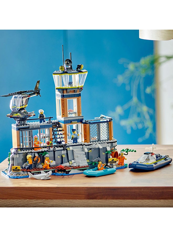 LEGO - 60419 مجموعة بناء لعبة جزيرة سجن الشرطة في المدينة، هدية عيد ميلاد للأولاد والبنات الذين تتراوح أعمارهم بين 7 سنوات وما فوق ويحبون اللعب التخيلي، طائرة هليكوبتر، قارب وزورق، 7 شخصيات صغيرة ورقم كلب وسمكة قرش (980 قطعة) - Image 1