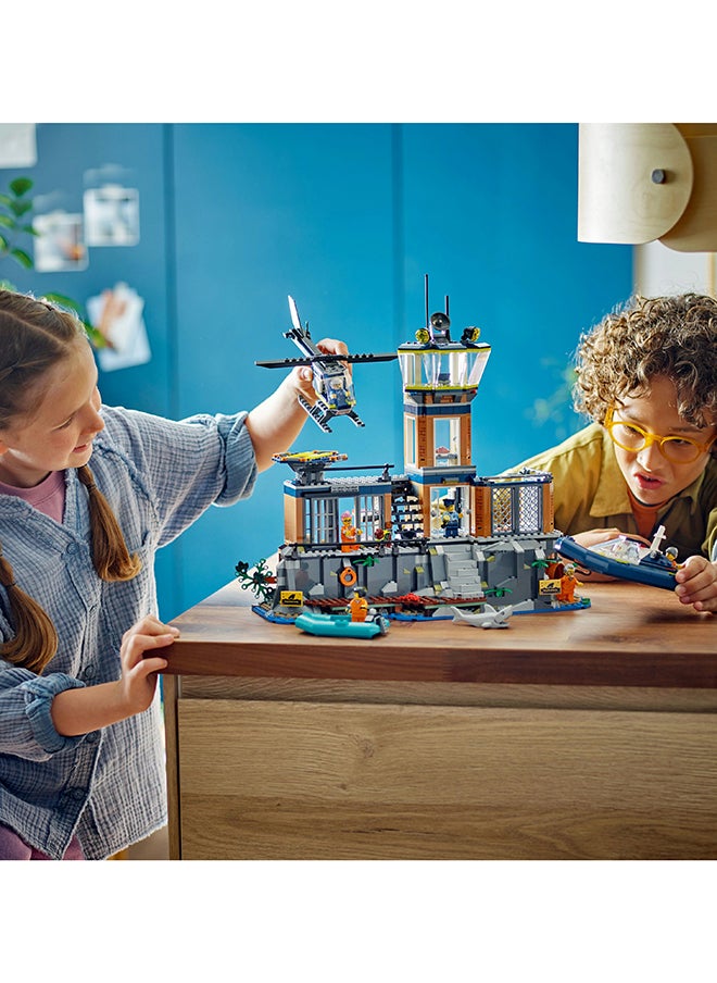 LEGO - 60419 مجموعة بناء لعبة جزيرة سجن الشرطة في المدينة، هدية عيد ميلاد للأولاد والبنات الذين تتراوح أعمارهم بين 7 سنوات وما فوق ويحبون اللعب التخيلي، طائرة هليكوبتر، قارب وزورق، 7 شخصيات صغيرة ورقم كلب وسمكة قرش (980 قطعة) - Image 1