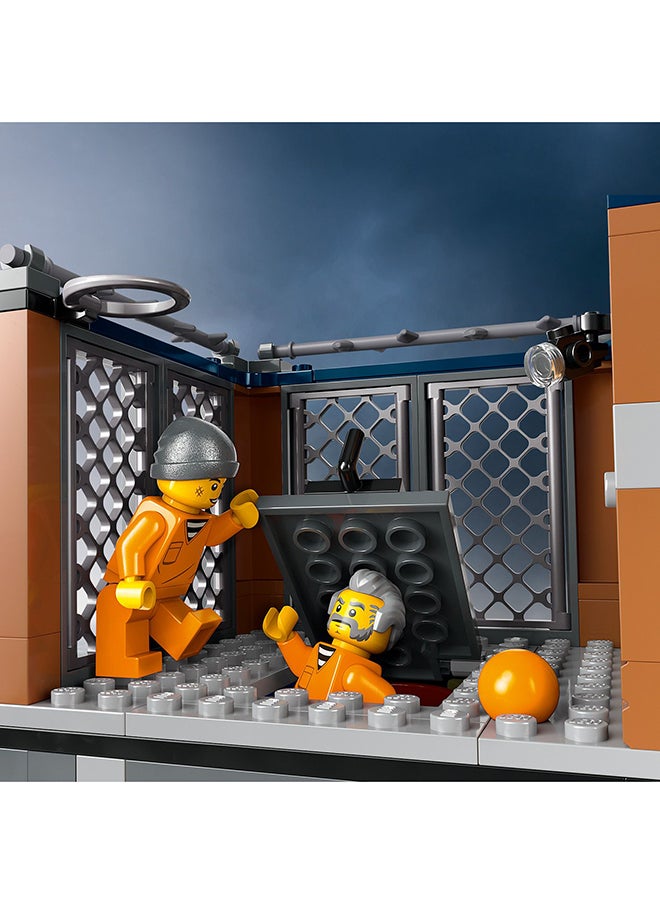 LEGO - 60419 مجموعة بناء لعبة جزيرة سجن الشرطة في المدينة، هدية عيد ميلاد للأولاد والبنات الذين تتراوح أعمارهم بين 7 سنوات وما فوق ويحبون اللعب التخيلي، طائرة هليكوبتر، قارب وزورق، 7 شخصيات صغيرة ورقم كلب وسمكة قرش (980 قطعة) - Image 1