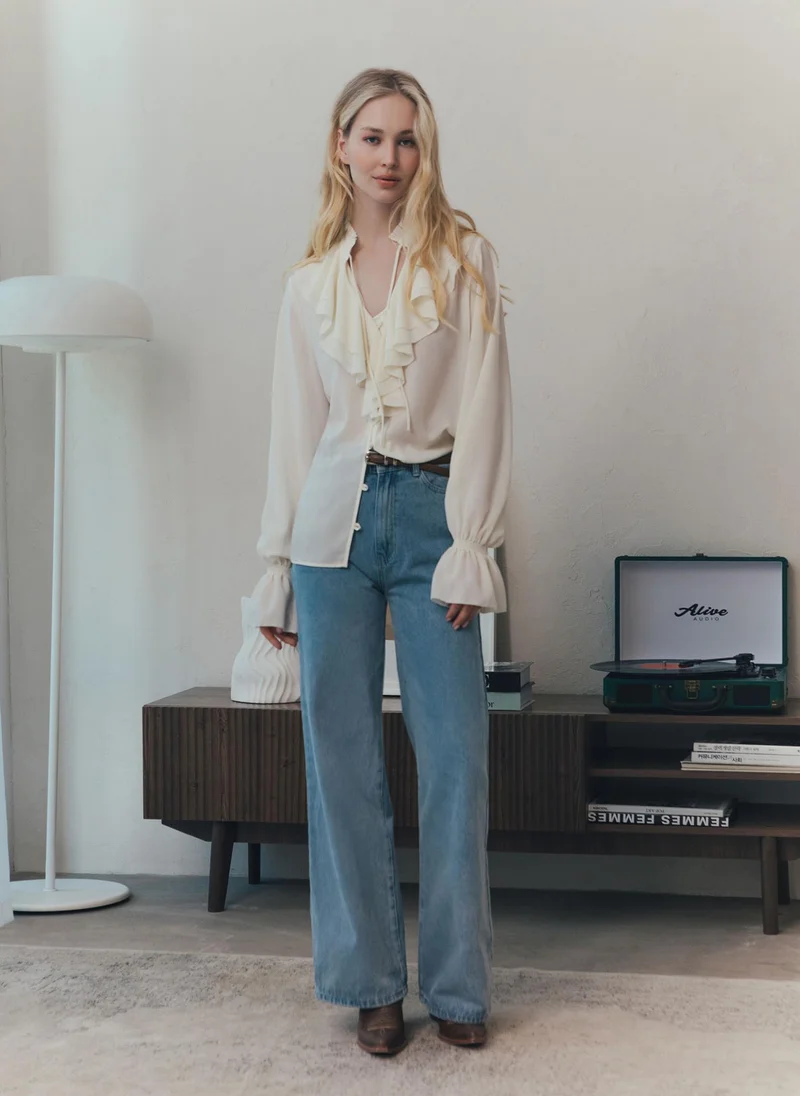 Lichi Light blouse with flounces and ties at the collar