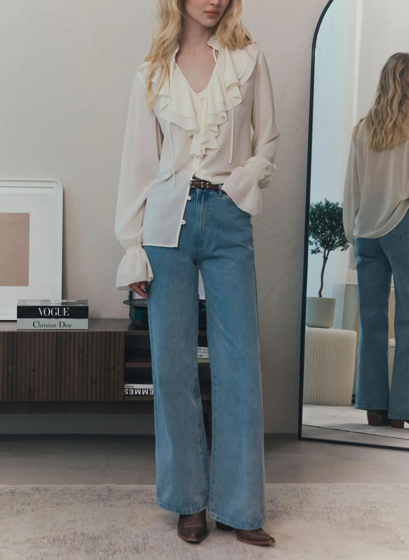 Lichi Light blouse with flounces and ties at the collar