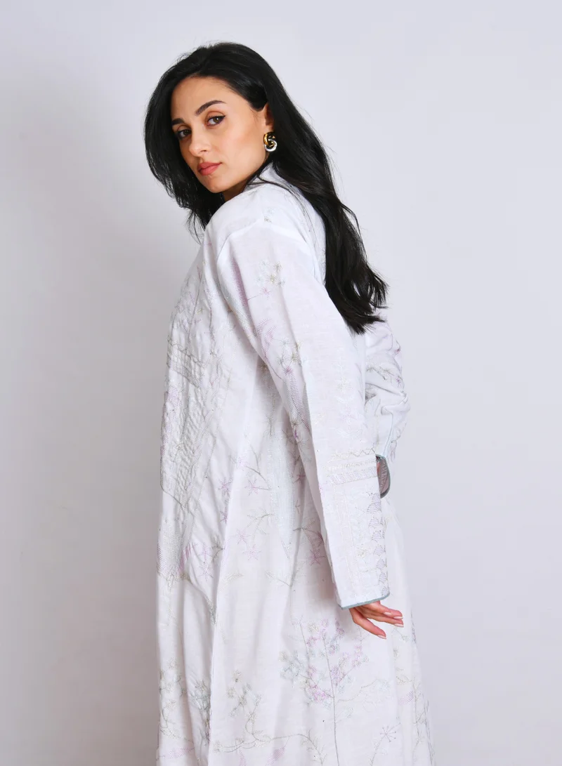 عبايات حوراء عباية ربع كلوش باللون الابيض بتطريز على كامل العباية