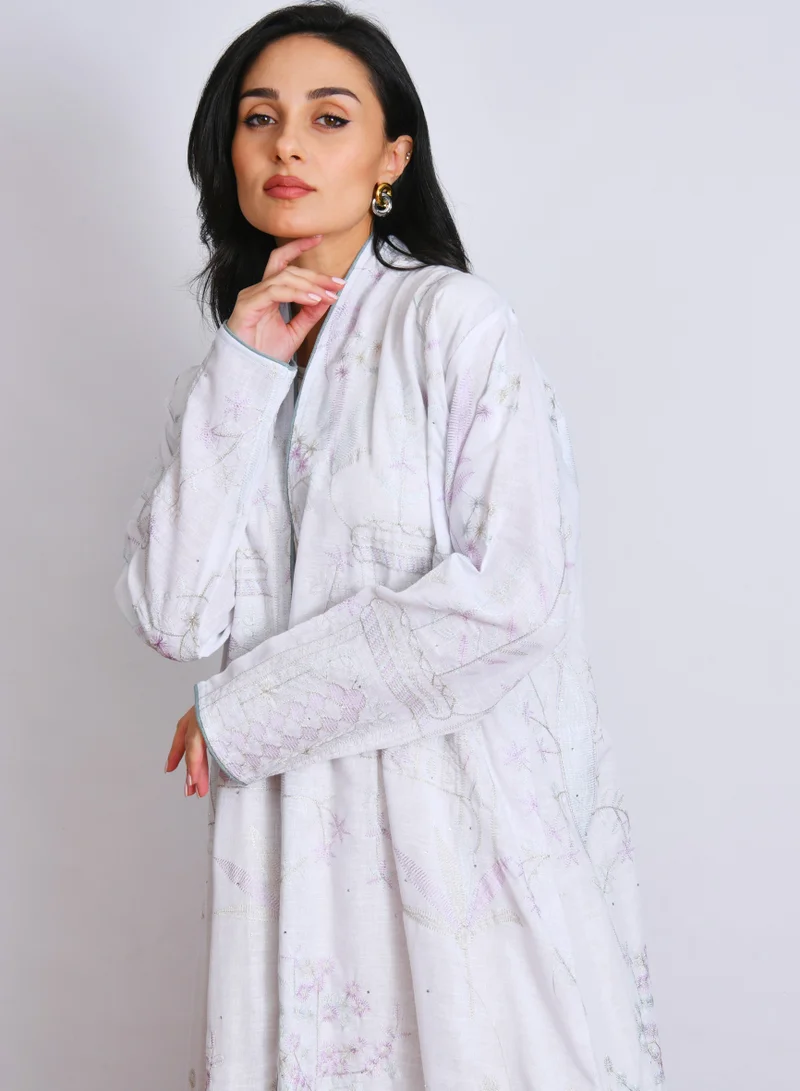 عبايات حوراء عباية ربع كلوش باللون الابيض بتطريز على كامل العباية