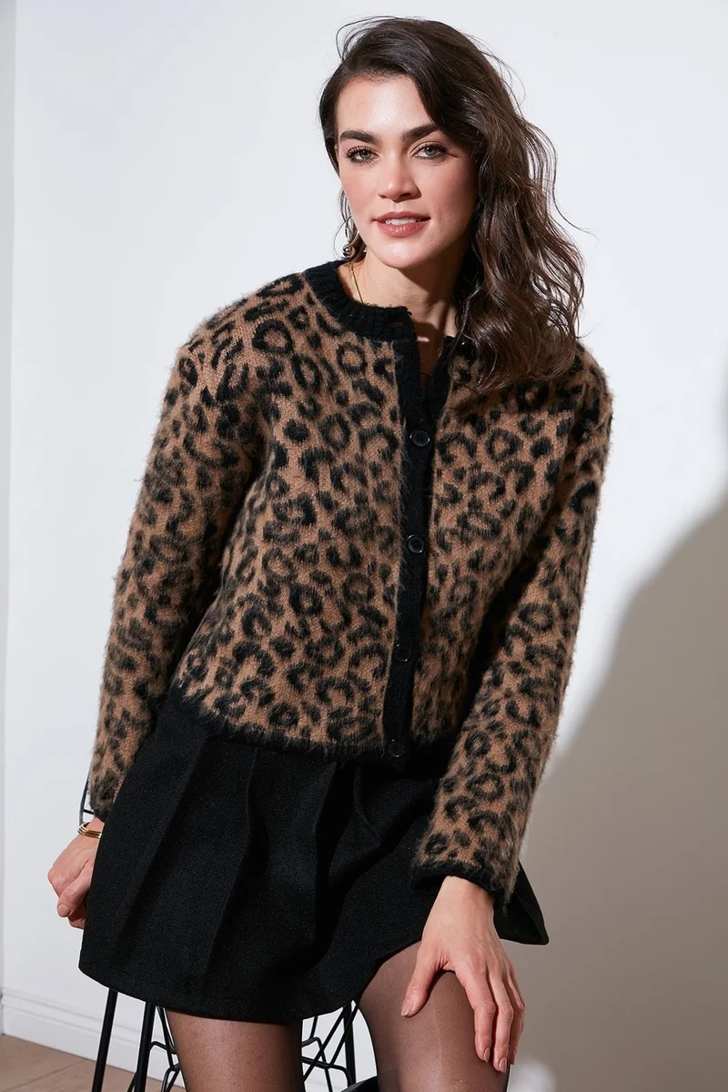 ليلا Standard Fit Leopard Soft Texture Crop Cardigan Women's CARDIGAN 4614502