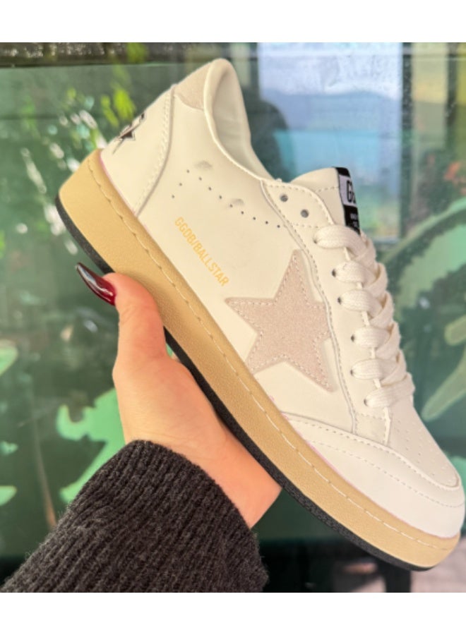 جولدن نجوم كرة الأوز الذهبية أحذية رياضية عصرية ومريحة. - Image 1