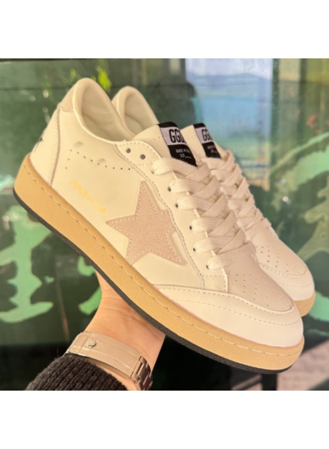 جولدن نجوم كرة الأوز الذهبية أحذية رياضية عصرية ومريحة. - Image 2