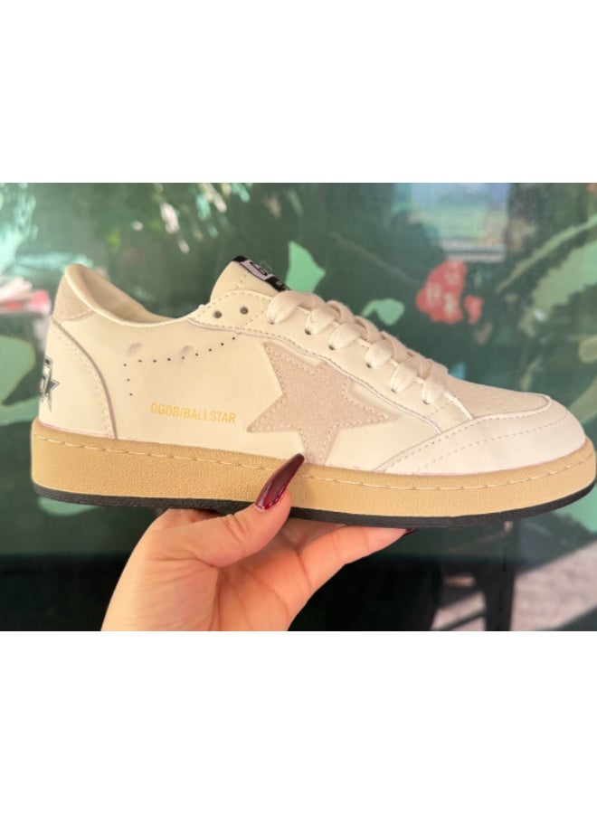 جولدن نجوم كرة الأوز الذهبية أحذية رياضية عصرية ومريحة. - Image 3