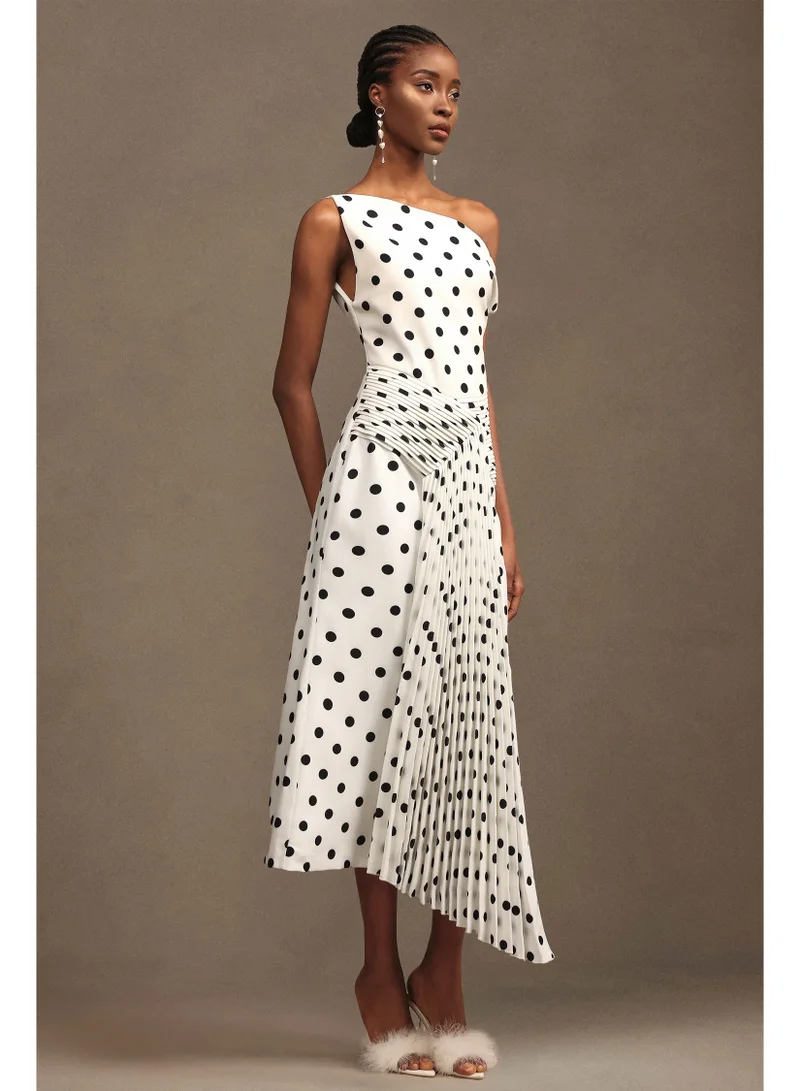 بيلا بارنيت فستان ماكسي من هوتوني بنقشة منقطة وكتف واحد مع طيات