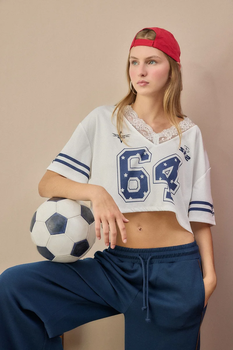 ديفاكتو Oversize Fit V-Neck Printed Short Sleeve T-Shirt