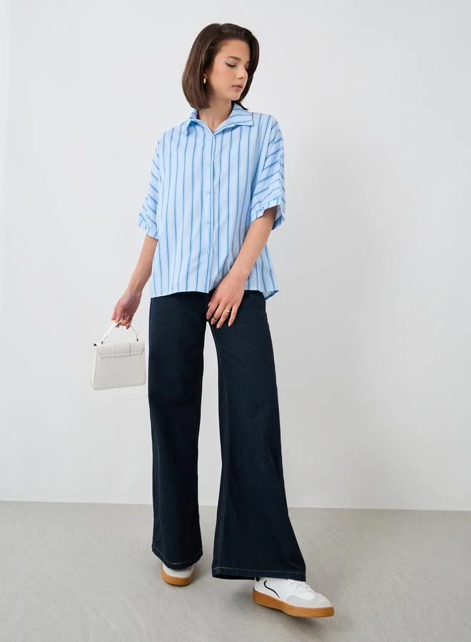 تايك تو قميص مخطط بأكمام قصيرة وياقة عريضة