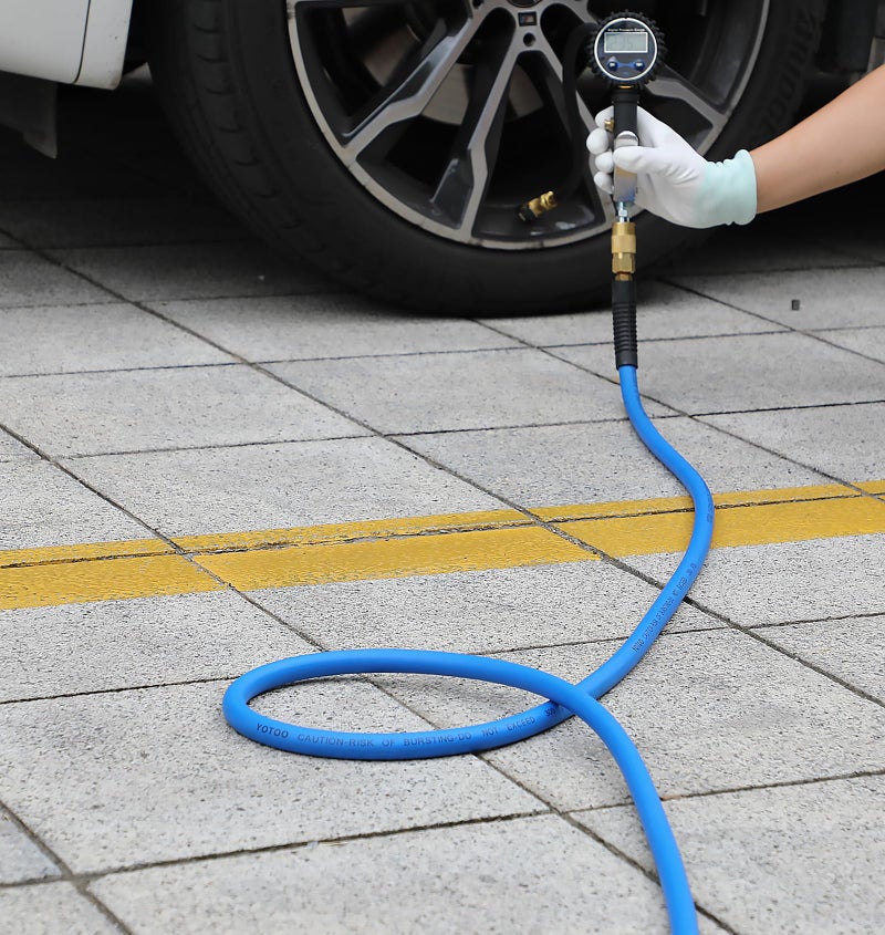 yotoo خرطوم هواء هجين YOTOO، 1/4 بوصة بطول 25 قدم، ضغط 300 PSI، خرطوم ضاغط هواء ثقيل، خفيف الوزن، مقاوم للانحناء، مرونة لجميع الأحوال الجوية مع تركيبات هواء صناعية 1/4 بوصة ومحددات انحناء، أزرق - Image 5