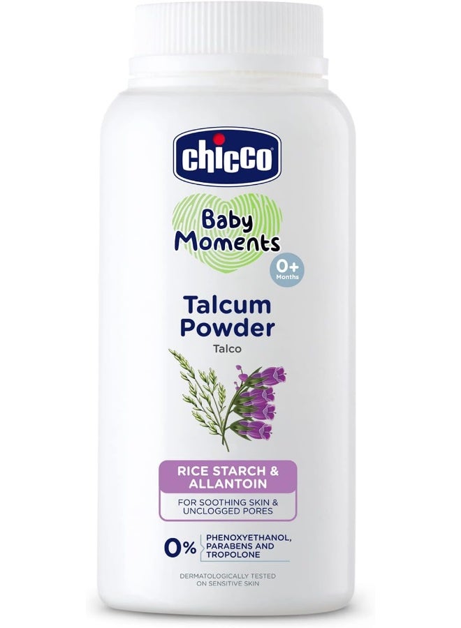 شيكو بودرة التلك بيبي مومنتس من شيكو، تركيبة متقدمة جديدة بمكونات طبيعية لمنع الطفح الجلدي والتهيج، تخلق حاجزًا وقائيًا دون انسداد المسام، خالية من الفينوكسي إيثانول والبارابين (75 جم) - Image 1