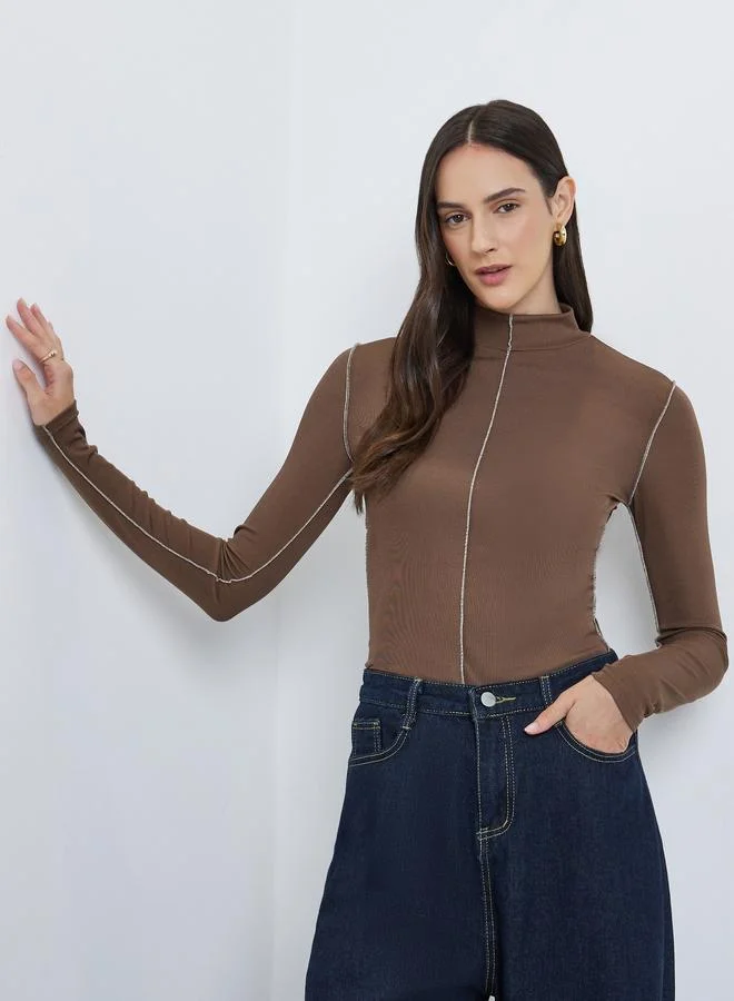 ستايلي بلوزة محبوكة بتفاصيل مُضلعة