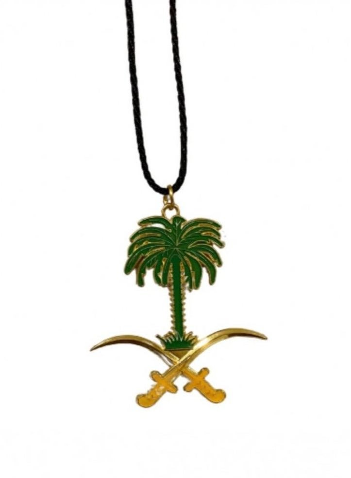 قلادة السيفين والنخيل السعودية معلقة على مرآة السيارة بمناسبة اليوم الوطني السعودي