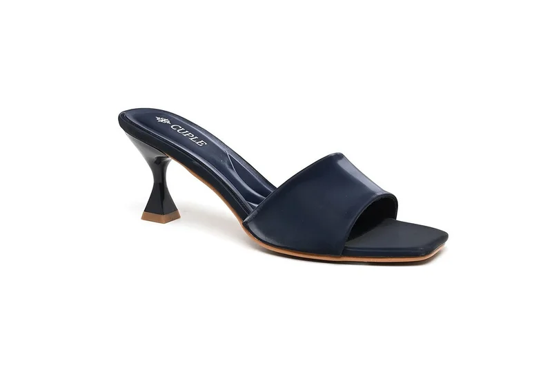 Cuple heeled sandal with a square toe