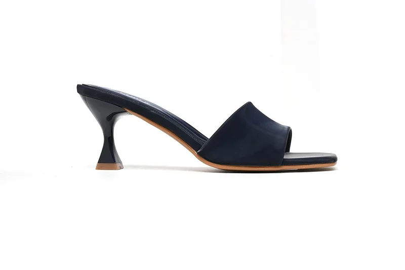 Cuple heeled sandal with a square toe