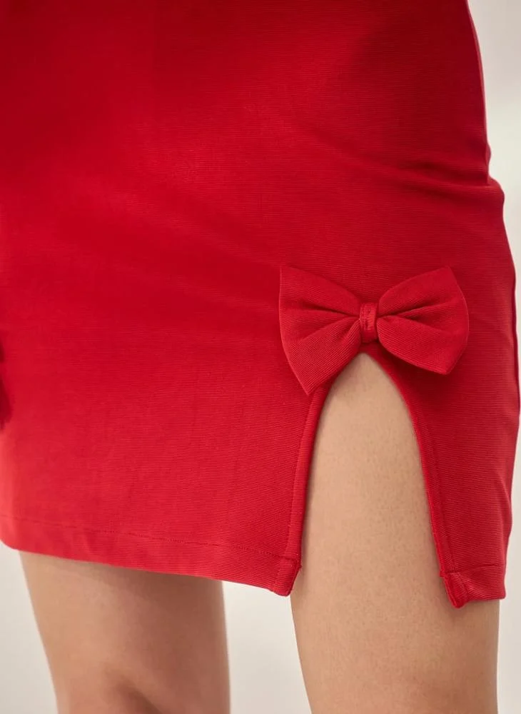 بانيت فستان قصير بلا أكمام مضلّع لتقسيم الجسم (Bodycon)