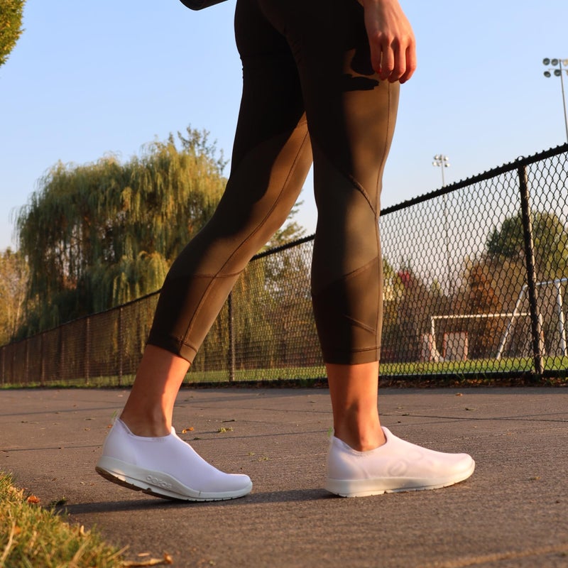 OOFOS OOmg Sport Low Recovery Shoe, White - Womenâ€™s Size 7 - Image 2