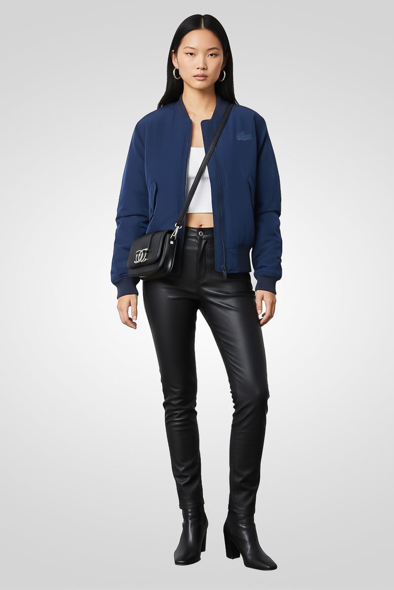 LACOSTE جاكيت بومبر بشعار العلامة التجارية للنساء، أزرق داكن - Image 1